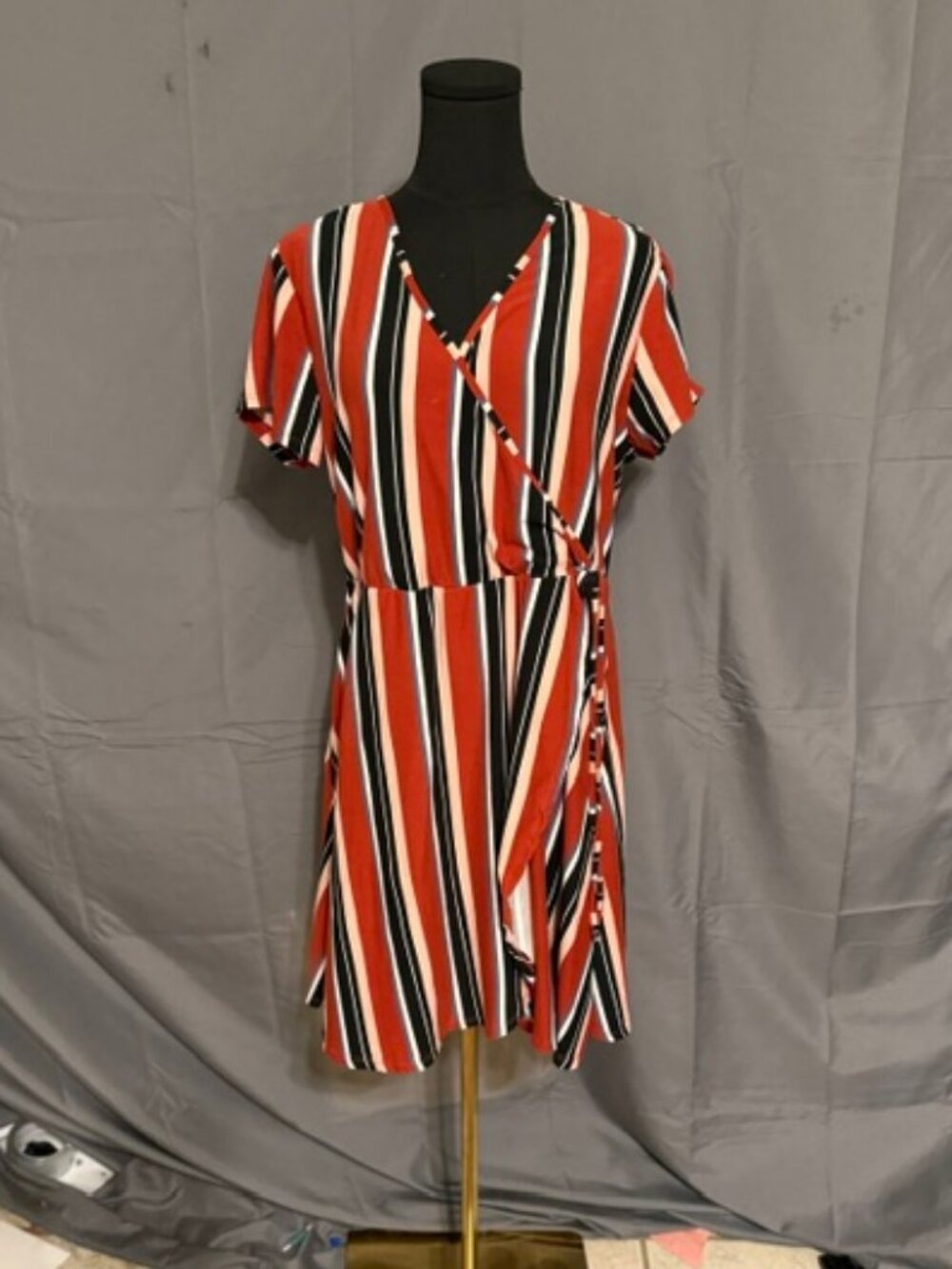NO BOUNDARIES Wrap Style Dress Size 2X